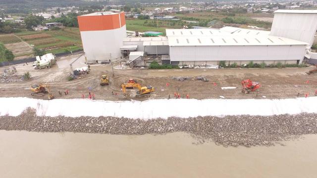 四川三台一处防洪堤灾后临时加固工程初步完成